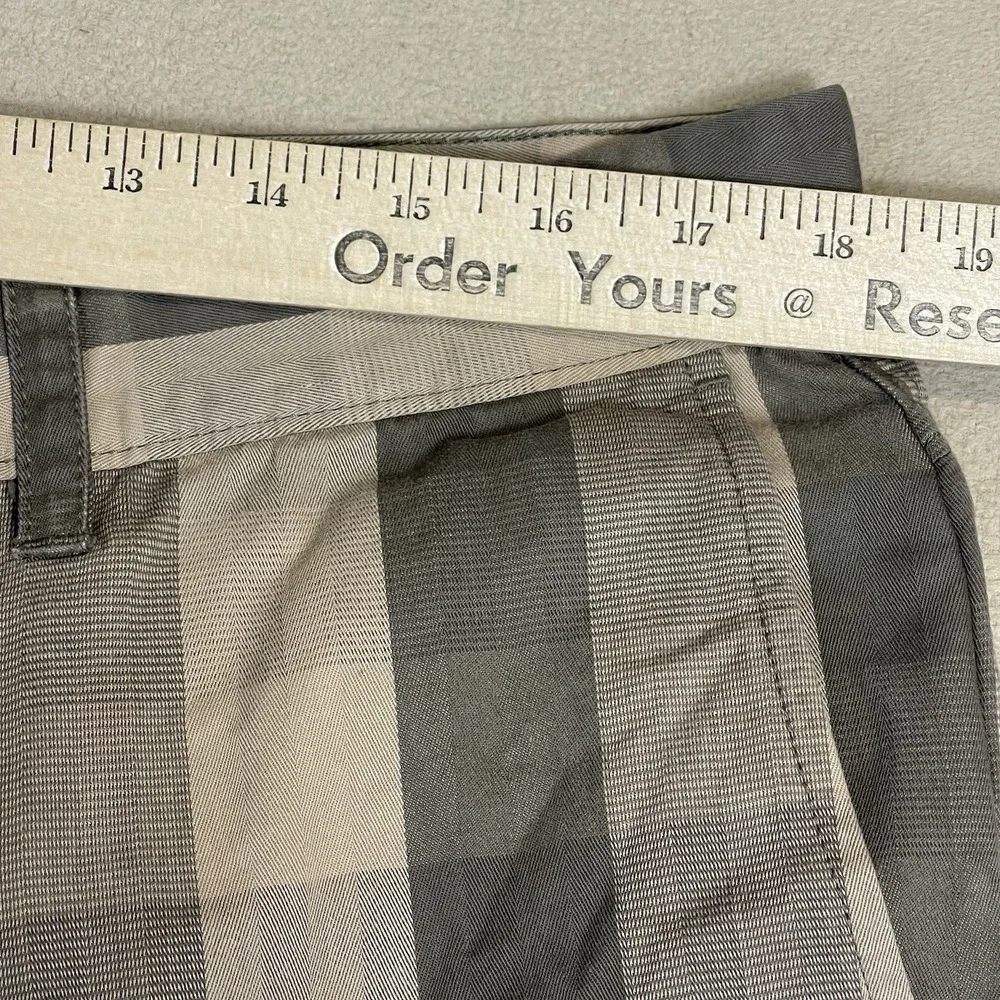 The North Face Shorts Mens 38 Plaid Grey Tan Regular EUC